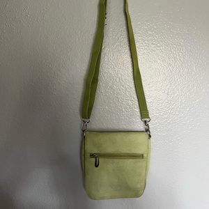 Traveling cross body travel bag. 🌺